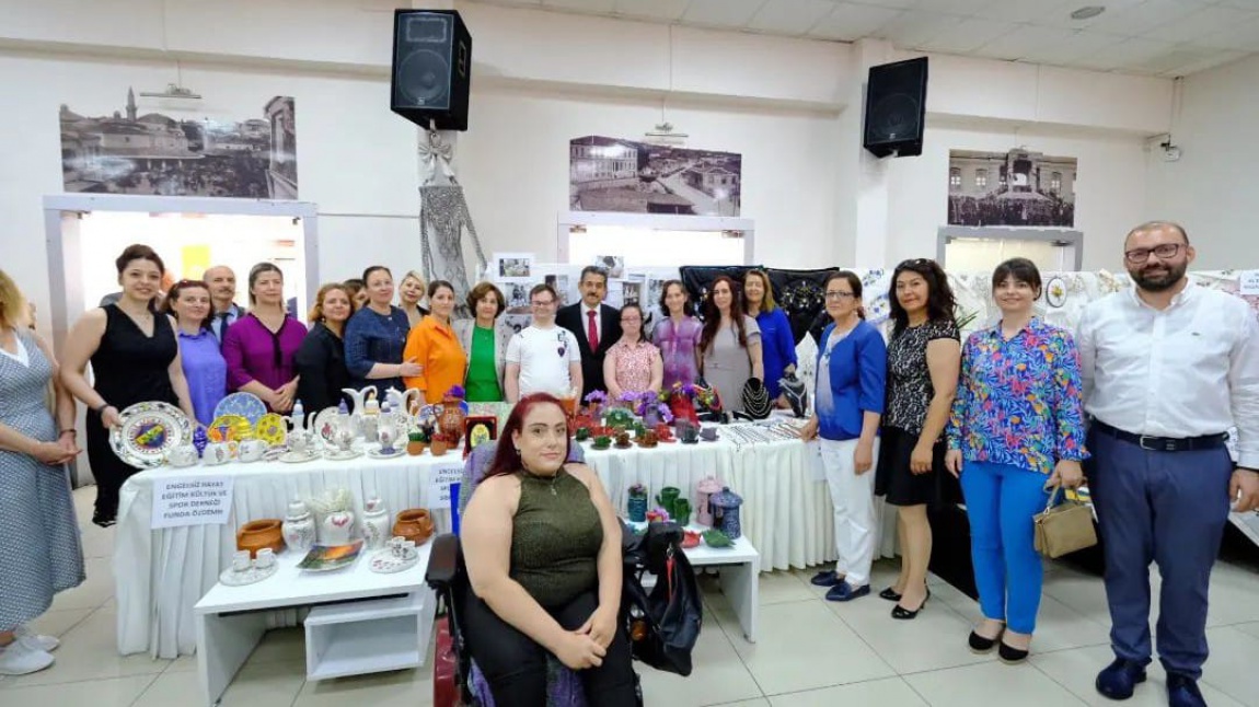 Kırklareli Halk Eğitimi Merkezi Müdürlüğü ve Babaeski Halk Eğitim Merkezi Müdürlüğünün hazırladığı sergiler ziyaret edildi.